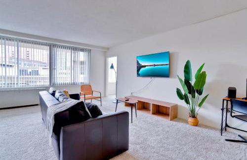 Stylish Apartment Close to National Landing - Photo 1