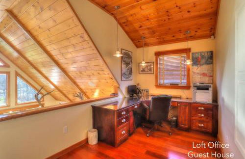 Gingerbread House on Mooselookmeguntic Lake - Foto 15