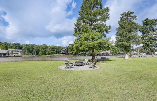 Riverfront Family Retreat w/ Yard in Saint Amant - Foto 2