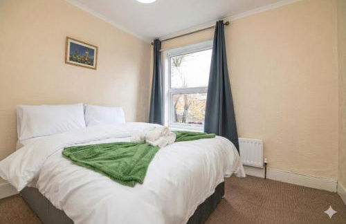 Spacious 6BR Family & Group Home Garden & Parking Sleeps 10 - Foto 5