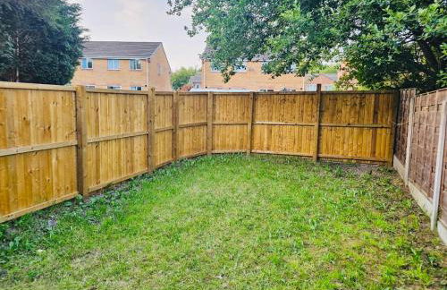 Stylish 3 Bed Home With Garden & Free Parking - Foto 15