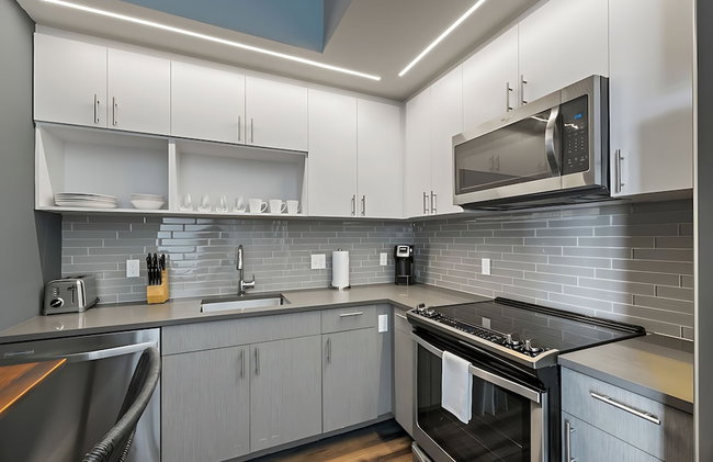 Placemakr Marymount Ballston - Photo 57