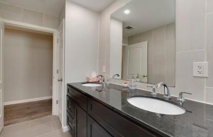 Stylish 3BR 3BA Colonial House by CozySuites - Foto 18