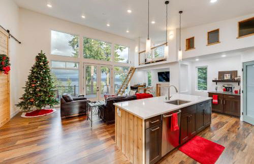 Water Views Whidbey Island Hideaway with Deck - Foto 1