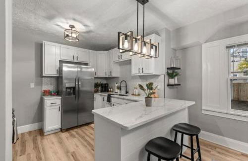 Newly Renovated and Designed Near Downtown - Foto 13