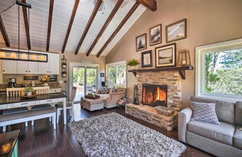 Tree-Lined Twin Peaks Cottage with Custom Stream - Foto 1