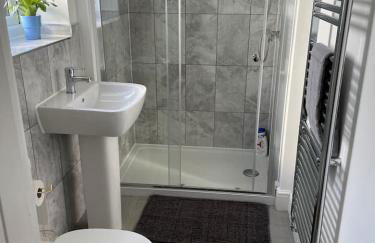 Four Bedroom House By Brookland Stays Serviced Accommodation Short Lets Leeds With Free WiFi - Foto 8