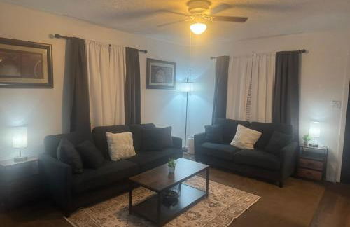 Cozy 3 4 BR Home Ideal for Family - Foto 9