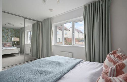 3BDR House By Vista Stays Short Lets & Serviced Accommodation Glasgow Scotland With Driveway Parking and PS4 - Foto 18