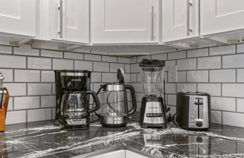 Upscale King Bed Suite with Full Workspace and Free Parking - Foto 15