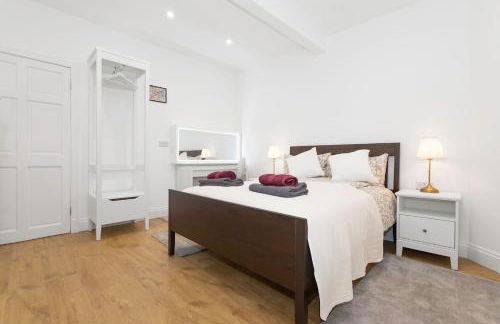 Private Hot Tub - Garden Terrace - Free Parking - Zen & Bubbles - Foto 8