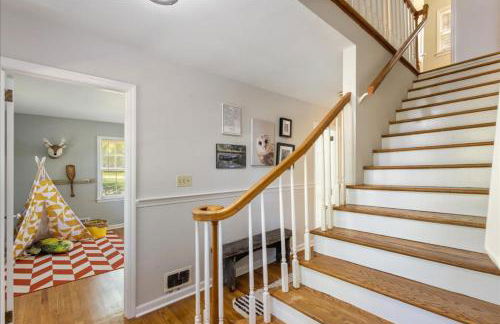 5BR Woodland Retreat on 7 Acres with a Pond - Foto 3