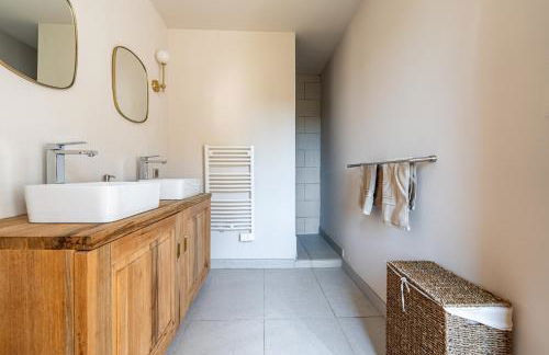 Gorgeous village home with heated pool, ideally located - Foto 16