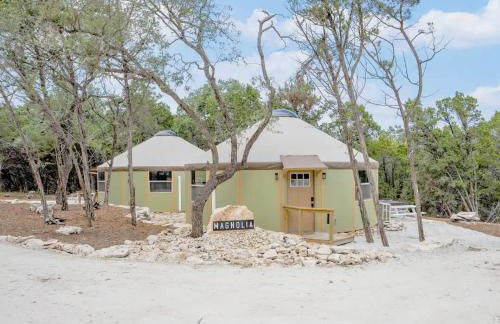 Magnolia Family Yurt Cabin - Hot Tub Loft Full Kitchen & Bath - Foto 2