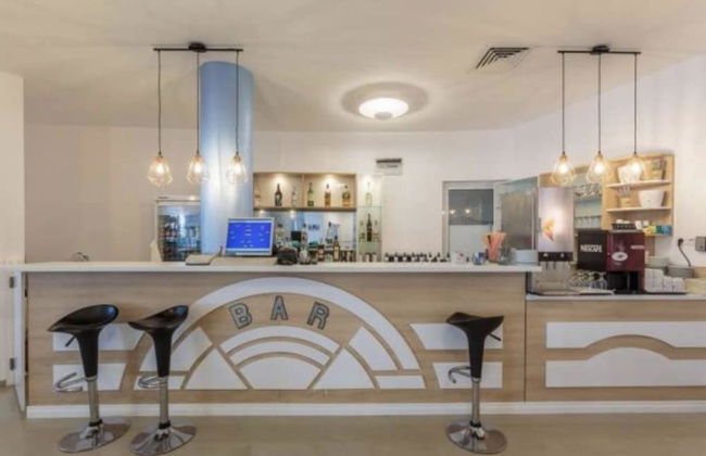 1-bed Modern Sea View Apartment in Aparthotel - Photo 15