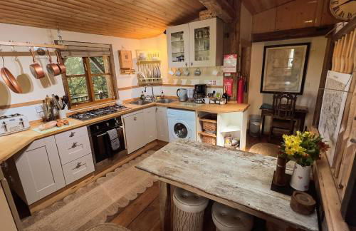 Tree-Tops Treehouse Eco Retreat - Photo 9