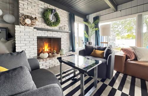 Waterfront Home with Arcade, MassageChair, Firepit, Infinity Game Table - Foto 1