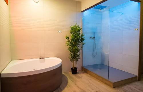 La Suite Interdite Jacuzzi, Sauna & Pièce Secrète - Foto 7