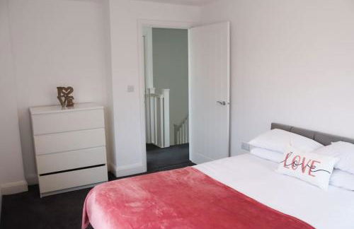 Spacious 2 Bedroom Home Next To Queen Victoria Hospital - Photo 3