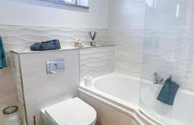 Newtown Contemporary Stay with free parking & garden - Photo 9