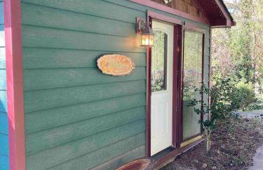 Private Green Cottage near downtown - Photo 16