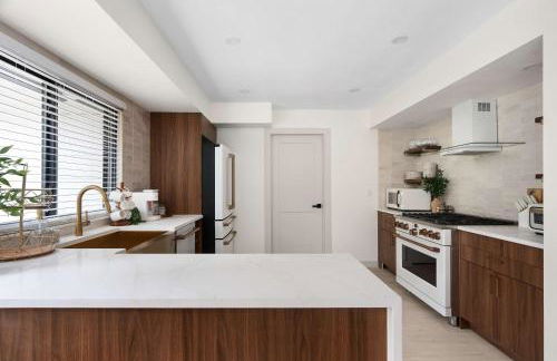 Luxury Zilker Home Pool Hot Tub and 2 Kitchens - Photo 44