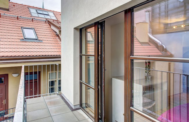 4 Arts Apartments by Adrez Living - Photo 31