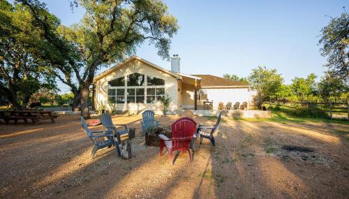 Private Luxury Getaway | Fire Pit | Near Weddings - Photo 4