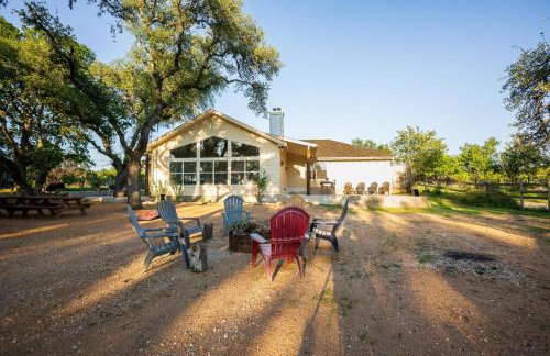 Private Luxury Getaway | Fire Pit | Near Weddings - Photo 4