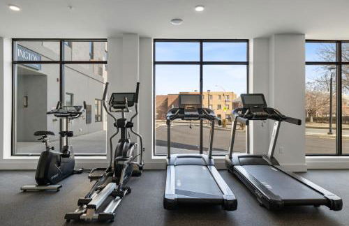 2BR 2BA, King bd, Gym, Free Parking, 8min to Train - Foto 55