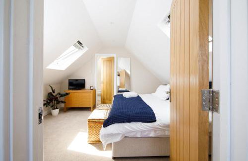 " Orchard Croft Lodge ", New Property, DOG FRIENDLY, Ideal for all Goodwood Events, 5 Minutes from Southend Barns, 9 Minutes From Sandy West Wittering Beach, 2 Bathrooms, Can Sleep 8 On Request, ' Starlink ' Wi-Fi & Sky Sports, Zip & Link Super-King beds - Foto 7