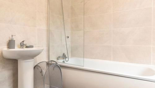 3-bedroom Home in Liverpool L15 with FREE Parking - Foto 3, Shower