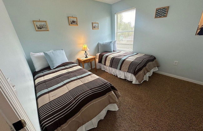 South Facing Pool Home - Room for the Whole Family! - Photo 8