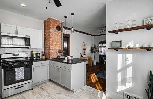 Modern & Cozy 2BR Retreat Near West Blvd - Foto 3