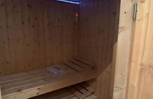 Im Herzen von Wiesdorf- Blick auf das BAYER-KREUZ -Appartement mit 2 Schlafzimmern & 3 Betten-für 4 Personen -Zentral gelegen - Friedrich Ebert Platz 5a , 4te Etage -kein Aufzug -Lift- Dachterrasse und Sauna - Kaution Pflicht - - Foto 6