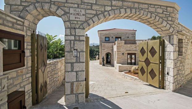 Luxurious Villa With Private Pool, Near a Couple of Restaurants & Sandy Beach - Foto 3, Rezeption