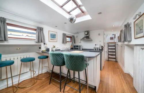 Historic Dutch Barge, Idyllic location - Photo 9