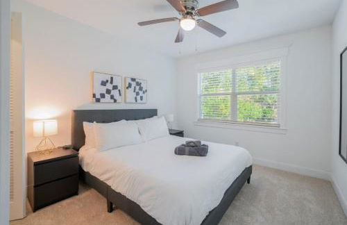 Bright and Spacious Home for w Pool -over 30 Nights- - Foto 38