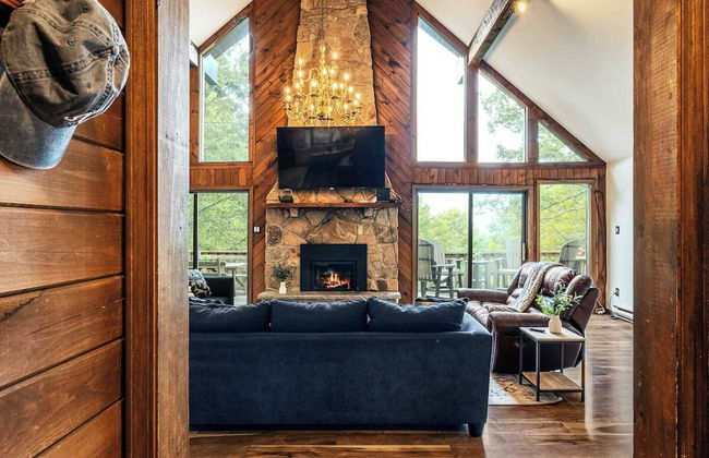 Sky View Chalet by Avantstay Stunning Interior, Spacious Deck, Hot Tub, & View - Photo 9