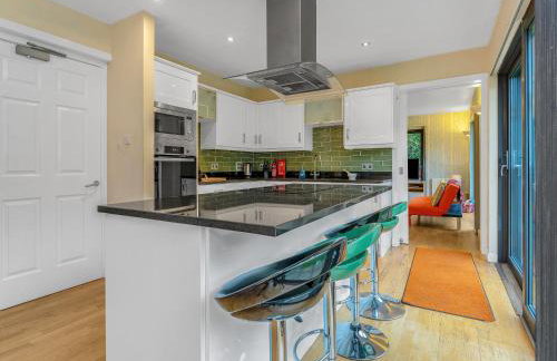 Cheerful Stays: 4 Bedroom Cottage in Arrochar - Foto 8