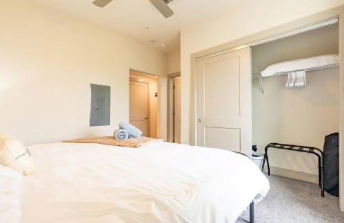 RiverWalk PentHouse Oasis w/Free Parking Gym Pool - Photo 20