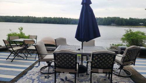 Spacious Accessible Waterfront Retreat with Hot Tub - Foto 2