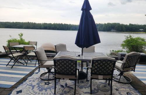 Spacious Accessible Waterfront Retreat with Hot Tub - Foto 2