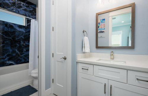 Luxury Beachfront l Sleeps 20, Hot Tub, Pool & Game Room Fun! - Foto 64