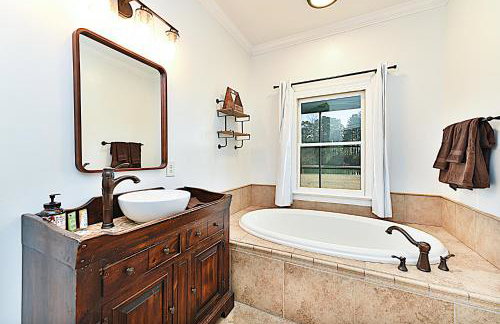 Secluded Lodge 8acres Hot Tub, Pingpong pedalboat! - Foto 18