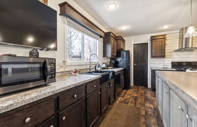 Sunsets & Serenity: Port Clinton Waterfront Stay 3 Bedroom Home - Photo 15