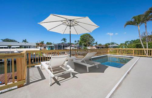 Bayside Hideaway! Private pool with water view and canal side dock! Available for Summer! - Foto 2