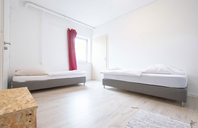 Spacious House - Photo 26