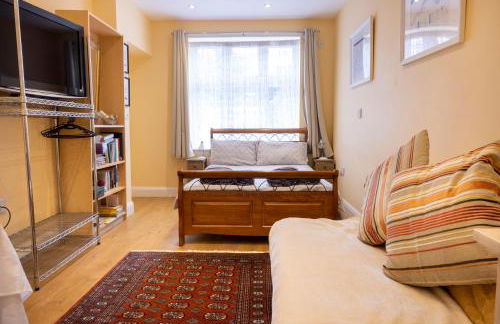 London VEGETARIAN Smoke & Pet Free En-suite with EV parking - Foto 28