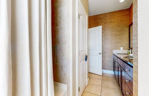 Water-View Condo with Balcony, Smart TVs, Washer/Dryer and Pool - Foto 25